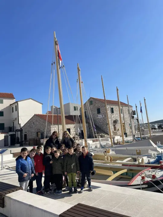 Mali istraživači iz šibenskih vrtića posjetili betinski muzej 